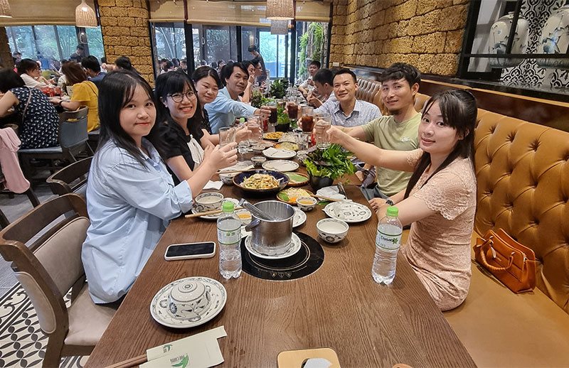 Jinou Machinery went to Vietnam for a team dinner with engineers