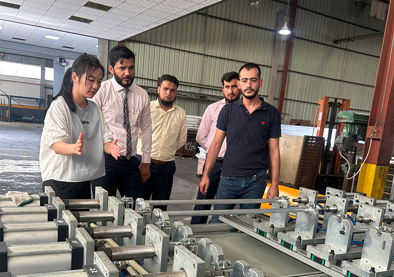 Engineers instructing customers in Saudi Arabia on the use of ladder-generating equipmentd