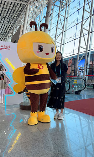 Company representatives took a group photo with the mascot of the 134th Canton Fair