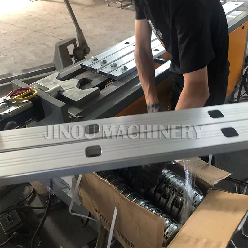 Hinge Inserting Machine for the Aluminium 4x3 Multi Purpose Ladders